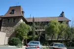 The Napa Wine Country Inn and Gardens in St Helena overlooks a vineyard and has free wine tastings every evening and offers guests help with booking wine tours.