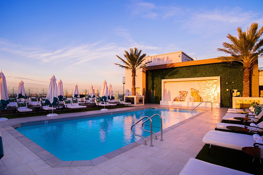 rooftop-pool-london-west-hollywood-hotel-los-angeles.png