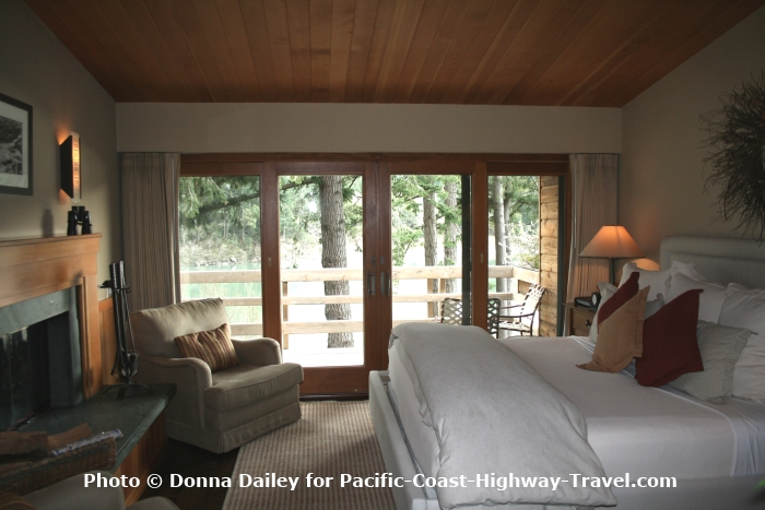 Guest bedroom at The Tu Tu Tun Lodge, Gold Beach in Oregon