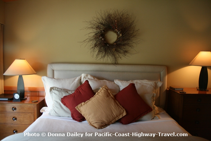 Guest bedroom at The Tu Tu Tun Lodge, Gold Beach in Oregon