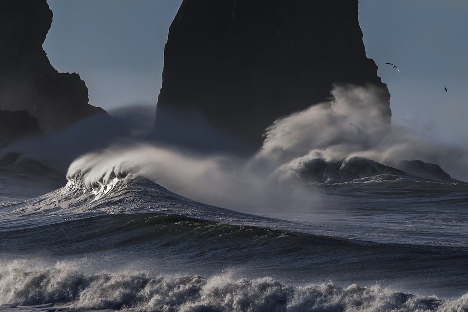 Huge waves on the Washington coast