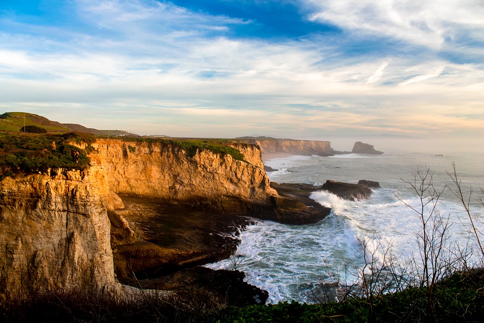 Lonely Planet's Coastal California guidebook is the ideal travel guide for driving or cycling the Pacific Coast Highway from the Oregon border to Mexico.