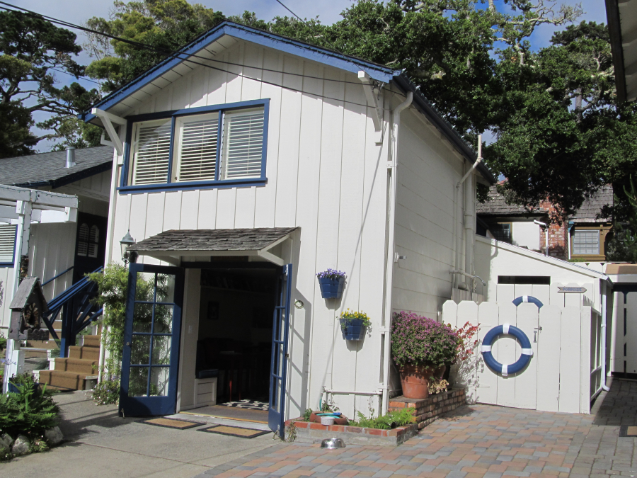 If you want a Carmel-by-the-Sea Inn that is close to the ocean then the Lamp Lighter Inn is as near as you can get if staying downtown.