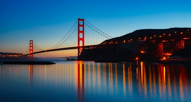Pacific Coast Highway Travel's guide to visiting the Golden Gate Bridge in San Francisco including how to get there and free walking tours of the bridge.