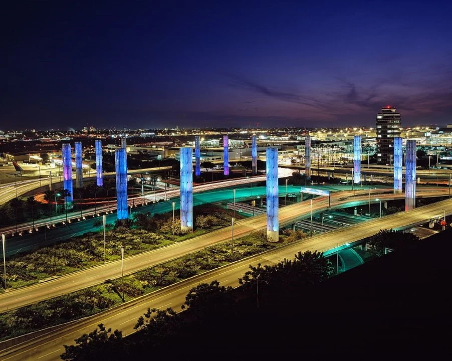 Los Angeles Airport hotels include Hilton, Radisson, Marriott, Embassy Suites, Crowne Plaza and other top names, all of them within a mile or so of LAX.