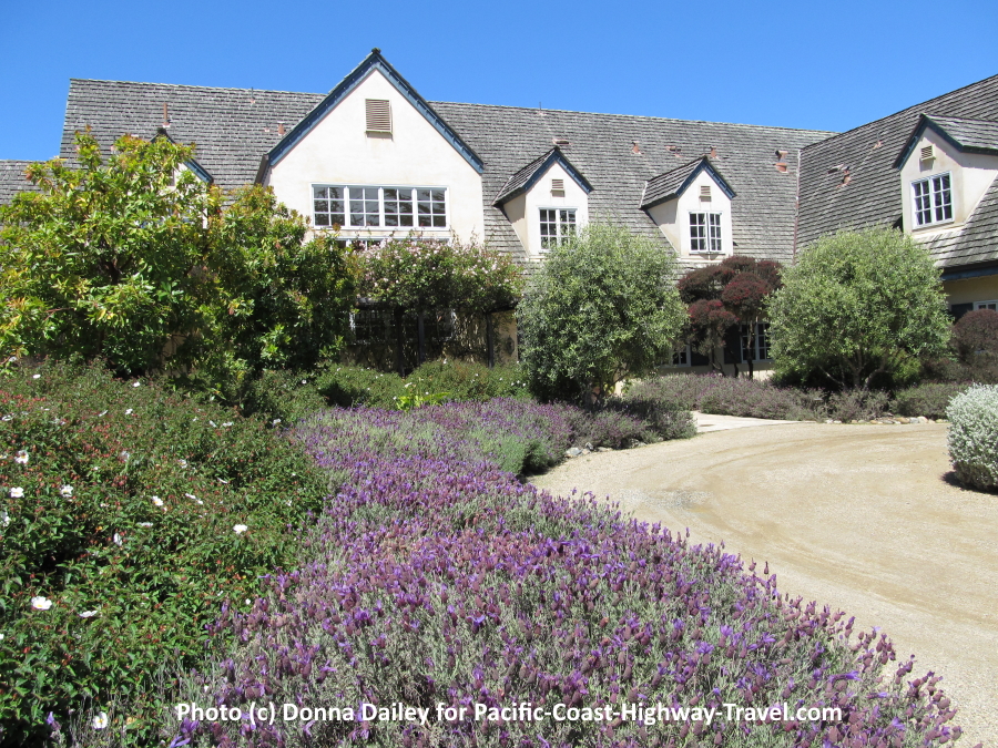 For a Moss Beach hotel just off the Pacific Coast Highway, the Seal Cove Inn offers good accommodation north of Half Moon Bay, minutes from the ocean.
