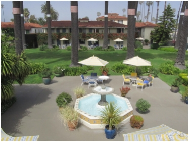 Santa Barbara Beachfront Hotel: The Oceana, outdoor lounge area
