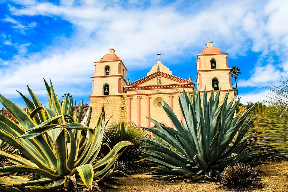 The Santa Barbara Guidebook from Moon Handbooks also covers California’s Central Coast with Ventura, San Luis Obispo, wine country, and Hearst Castle.