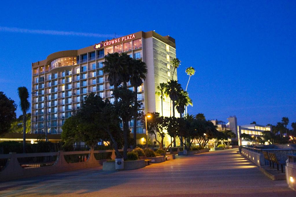 Crowne Plaza Ventura Beach Hotel