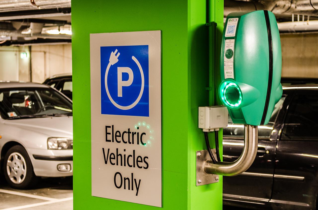 Pacific Coast Highway Travel's guide to Oregon coast charging stations for electric vehicles, from Brookings in the south to Astoria in the north.